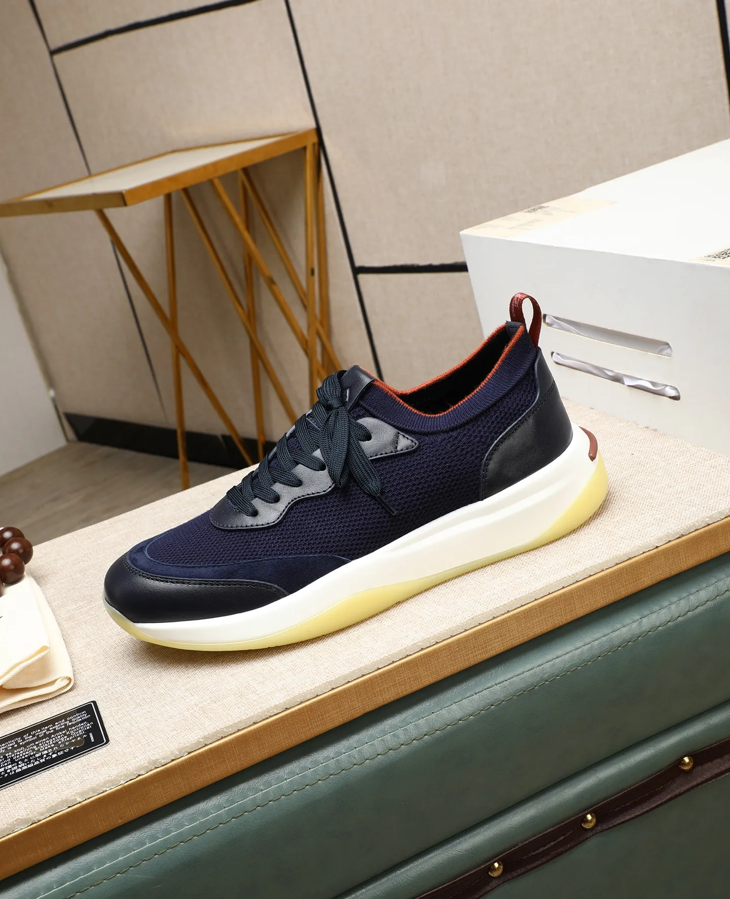 Men's shoes 💰620 🔥𝐥𝐨𝐫𝐨 𝐏𝐢𝐚𝐧𝐚 lp classic loafers, an Italian treasure brand, the only brand that can match Hermès! Only after wearing it do we realize that we can’t live up to our feet. The upper is made of imported first-layer cowhide with breathable fly-knit fabric, water-dyed cowhide foot pads, and the official original glass rubber outsole and pendant. Exclusive original packaging (tag ➕ brand paper ➕ outer box ➕ hand bag) code number: 38-44. Can be customized 45-46